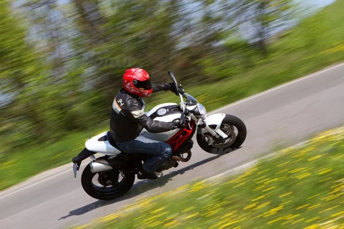 Ducati Monster 796  (13)