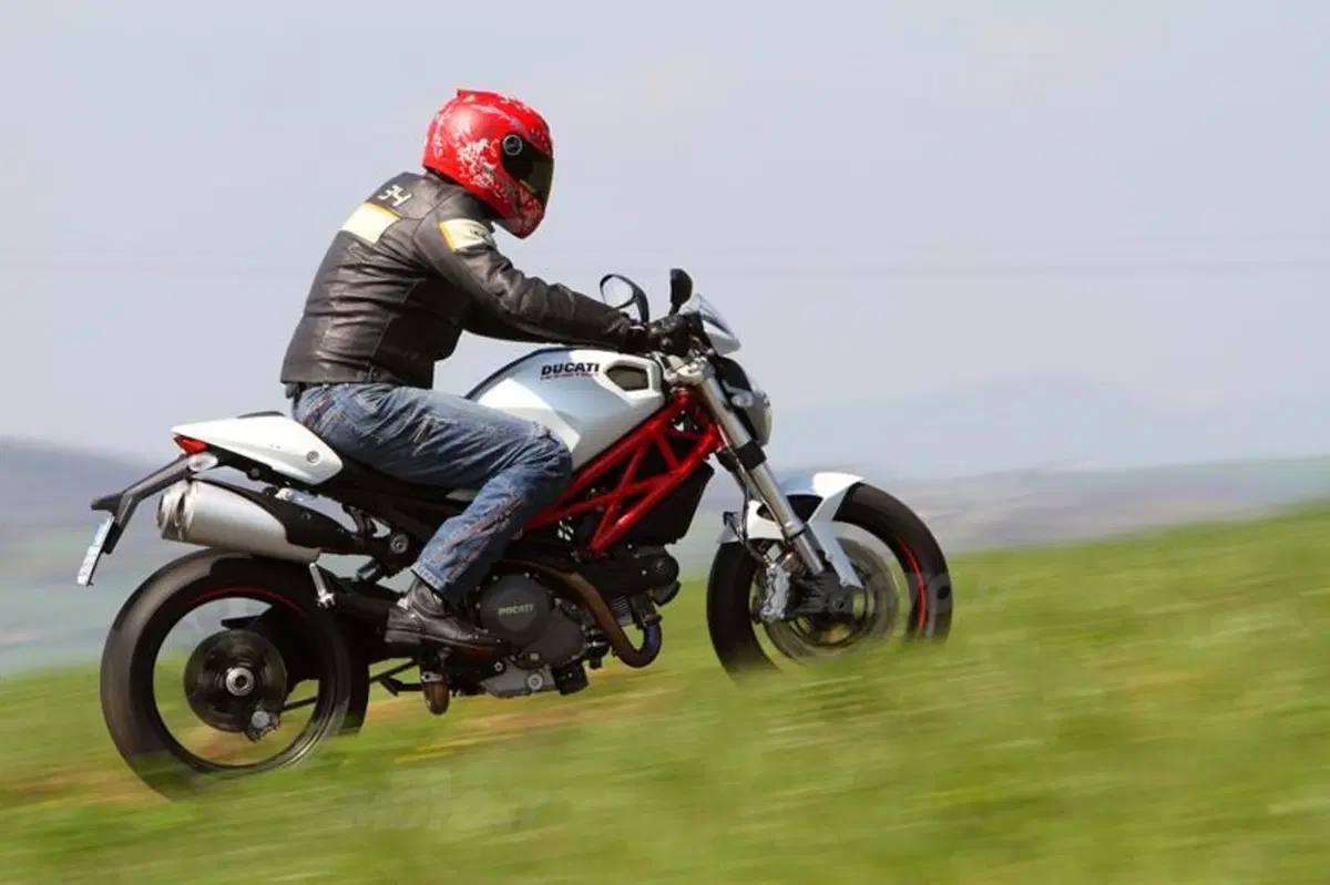 Ducati Monster 796  (18)