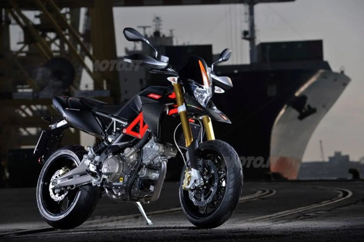 Al via il primo trofeo monomarca Aprilia Dorsoduro 750 e 750 Factory (2)