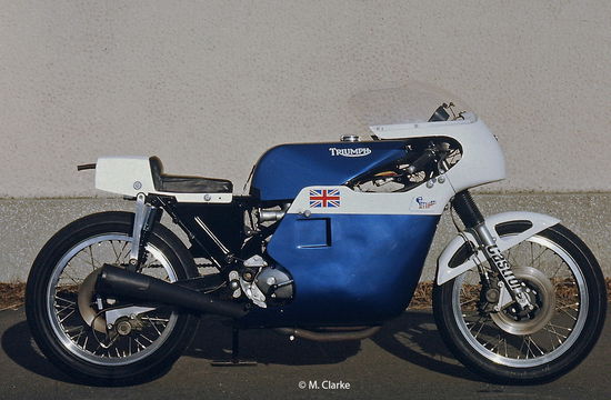 Nel 1971 il tecnico Rob North ha realizzato per le tricilindriche Triumph e BSA da competizione un telaio a doppia culla continua di disegno innovativo, che ha mostrato una strada rapidamente intrapresa anche da altri costruttori