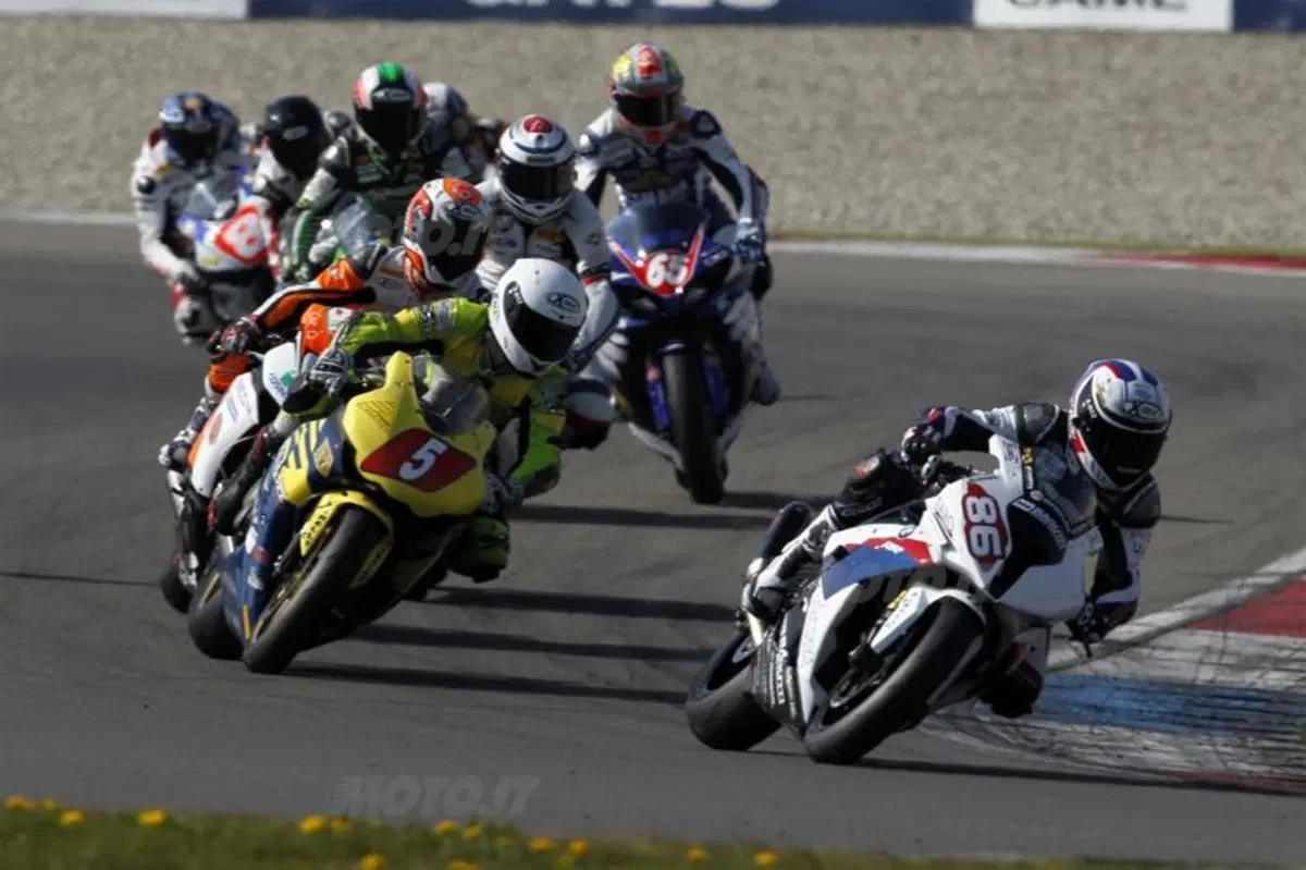 Terza vittoria consecutiva per BMW e Badovini nella Superstock FIM Cup (3)