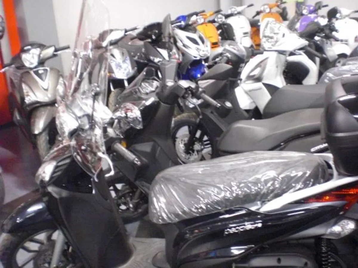 Kymco People 125i One (2014 - 16) (2)