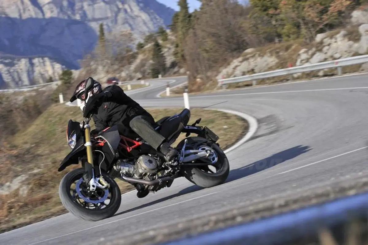 In arrivo l'Aprilia Dorsoduro Factory e la Shiver 2010 (4)