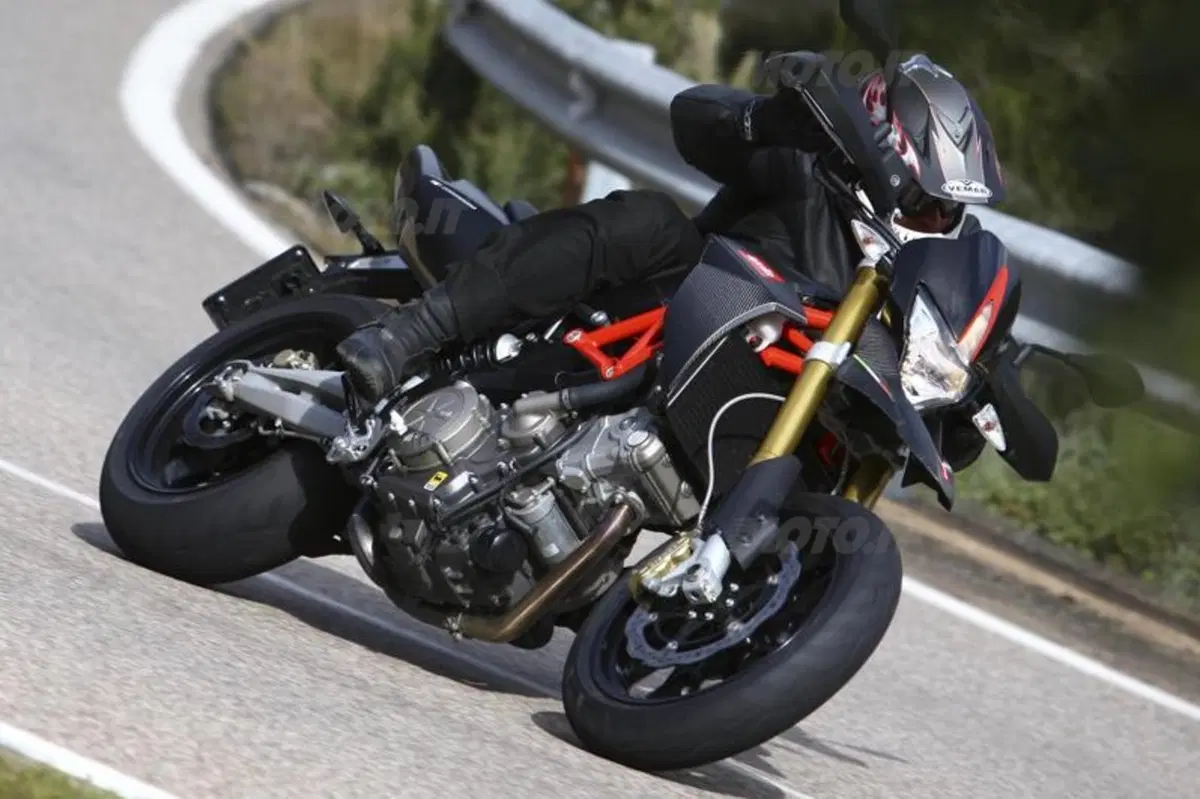 In arrivo l'Aprilia Dorsoduro Factory e la Shiver 2010 (5)