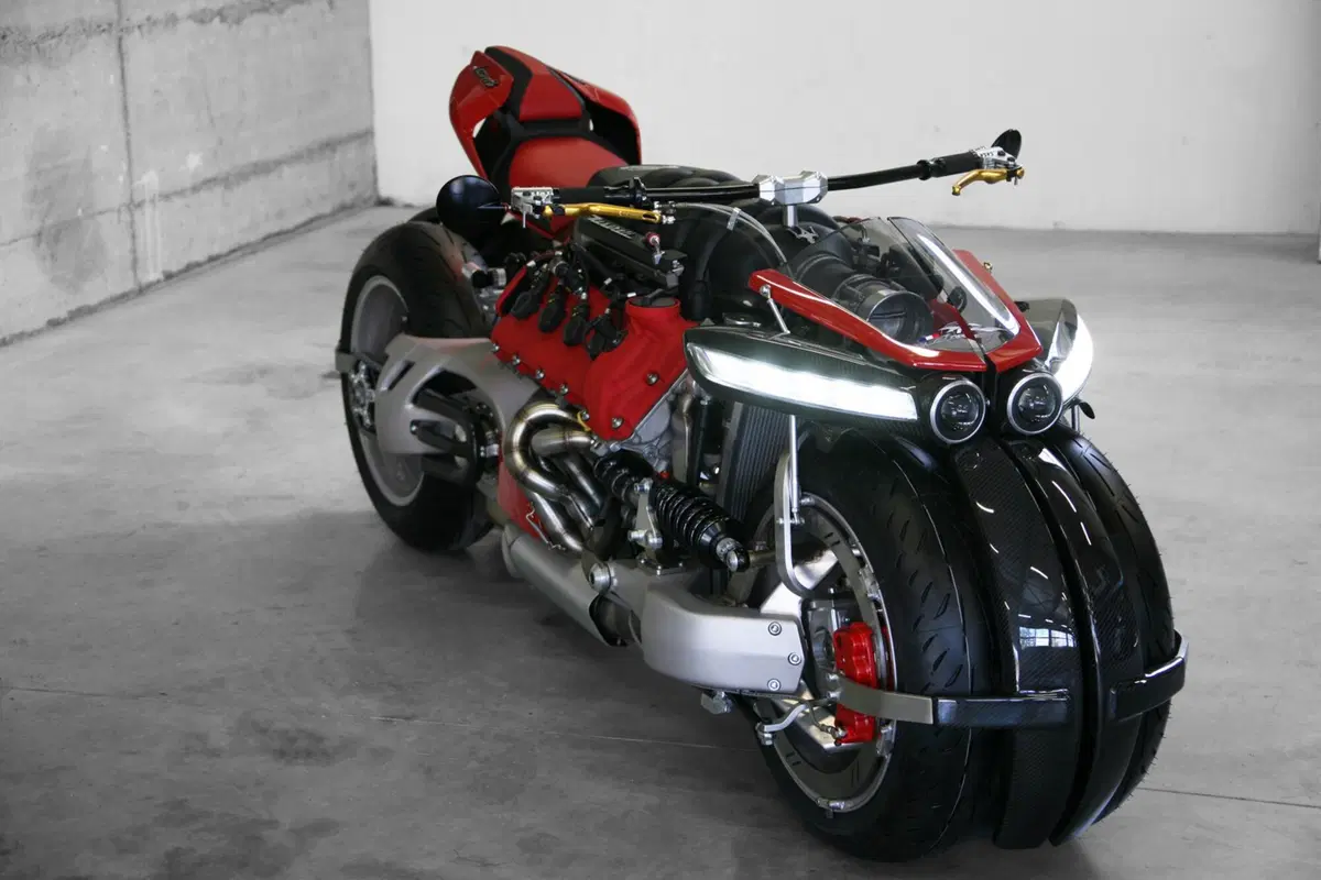 Lazareth LM 847, multiruota con Maserati V8 (3)