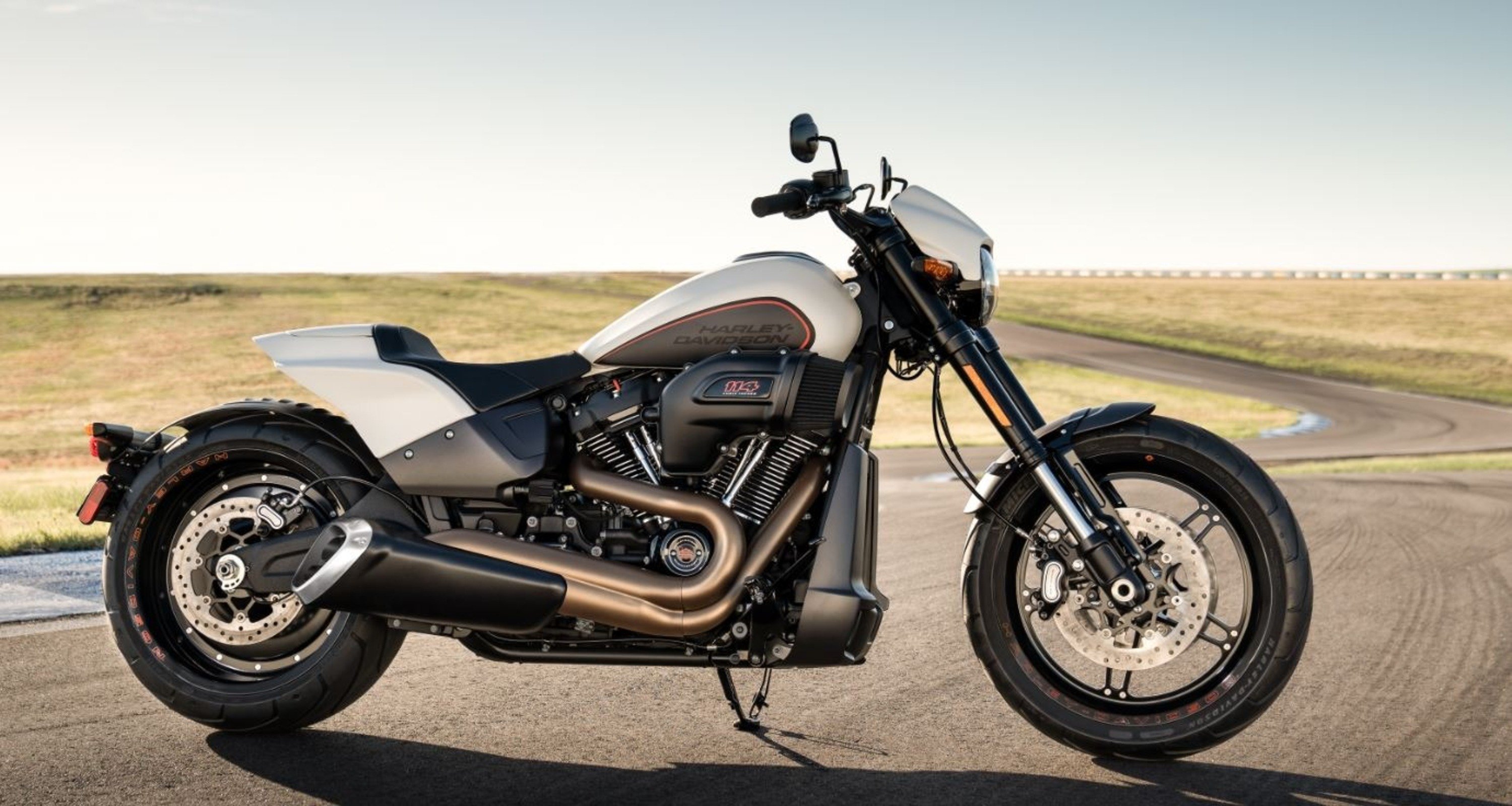 Harley-Davidson FXDR 114&rdquo; 2019. Foto e Video