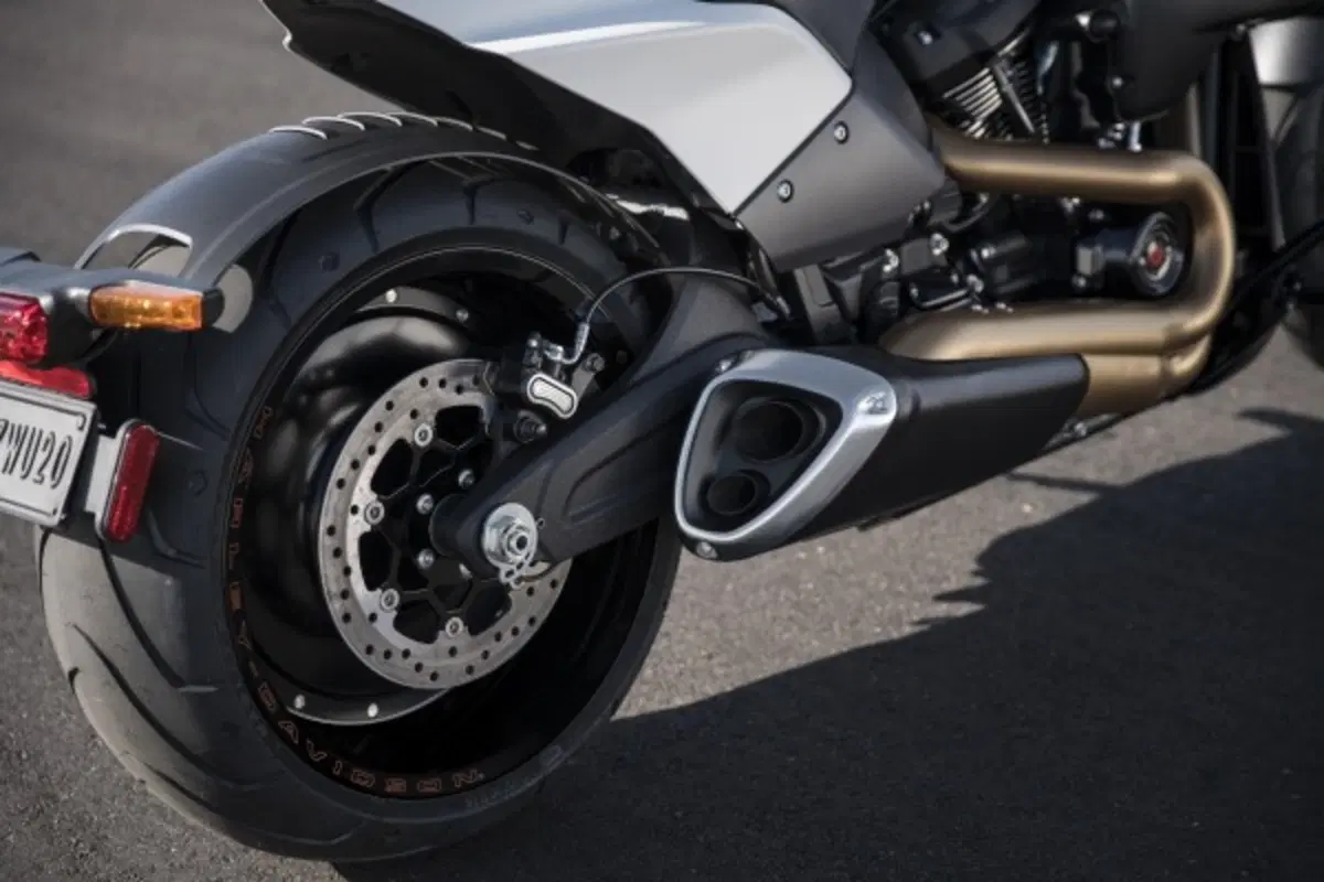 Harley-Davidson FXDR 114” 2019. Foto e Video (15)