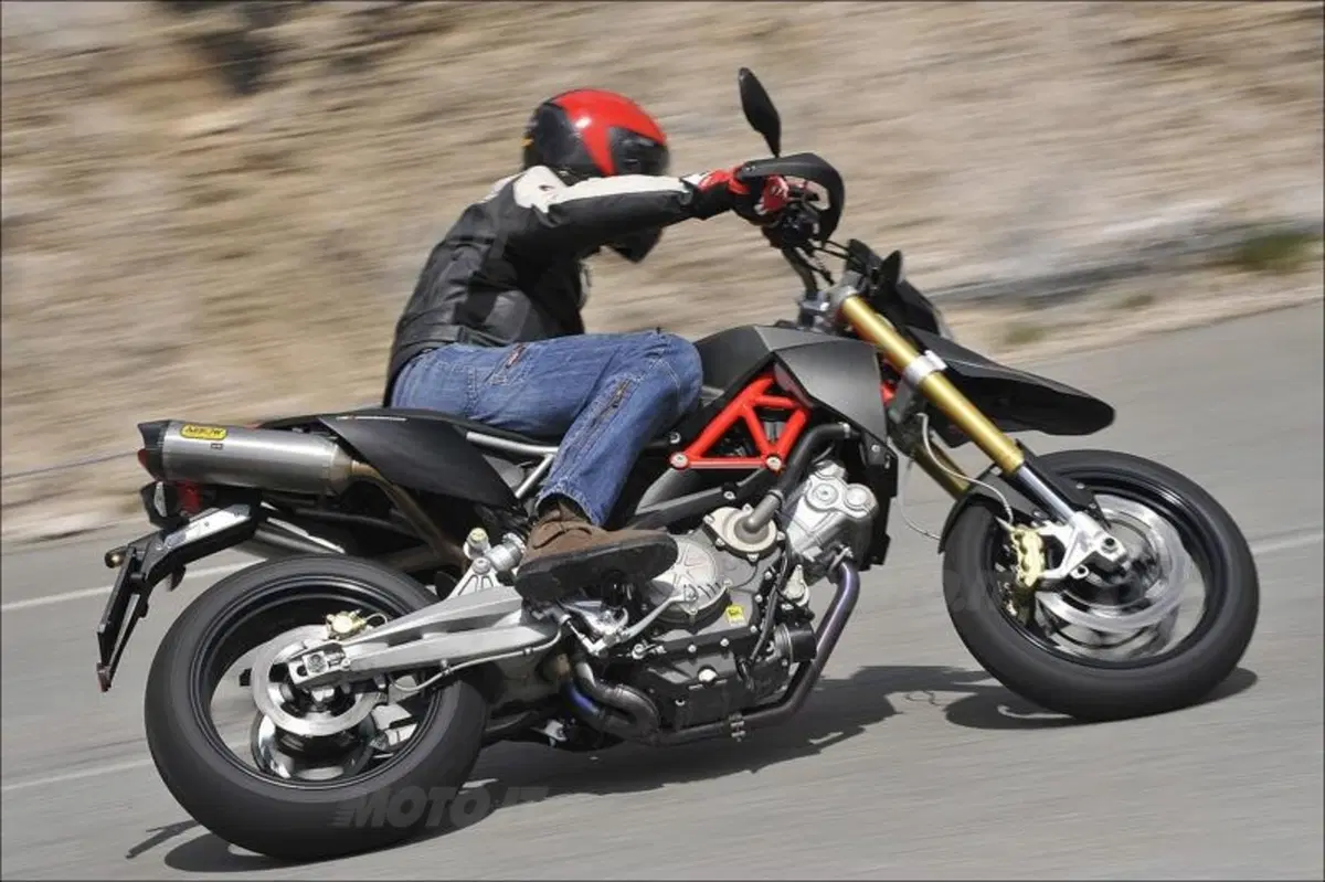 Aprilia Dorsoduro Factory (2)