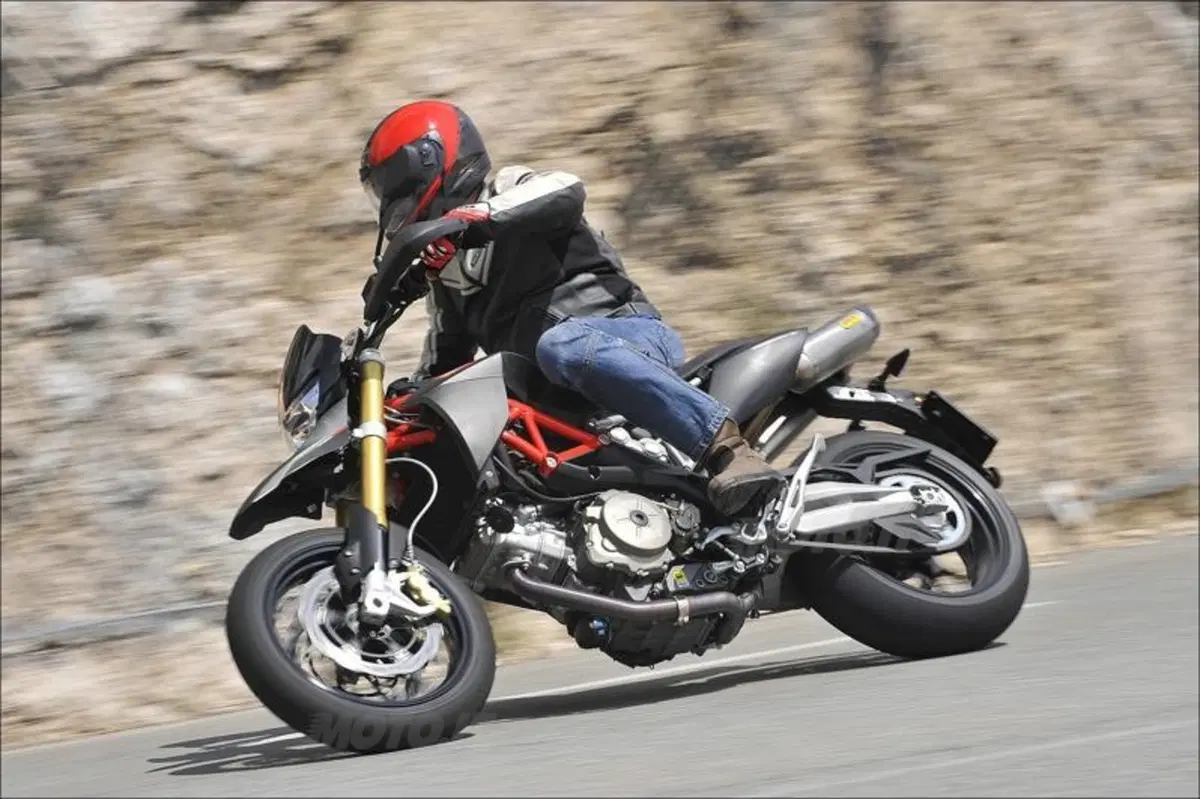 Aprilia Dorsoduro Factory (3)