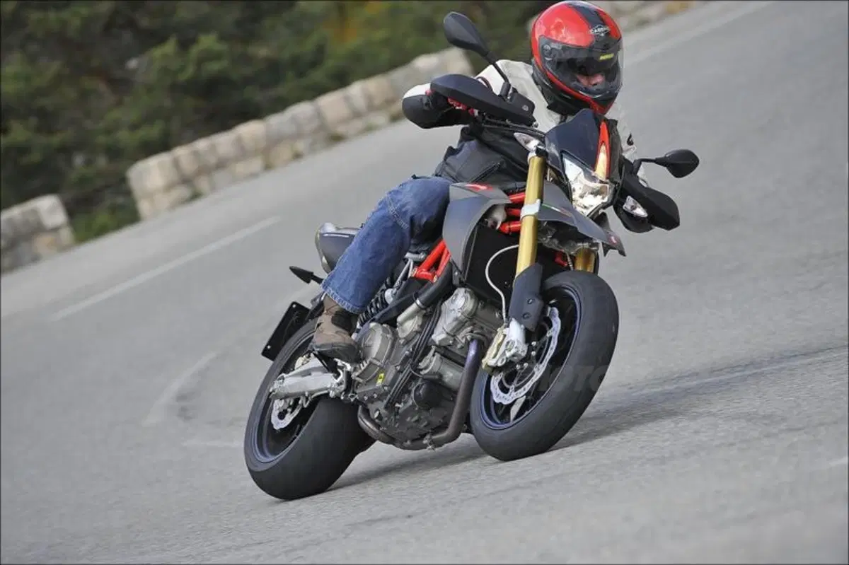 Aprilia Dorsoduro Factory (5)