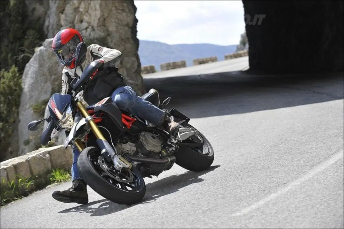 Aprilia Dorsoduro Factory (6)