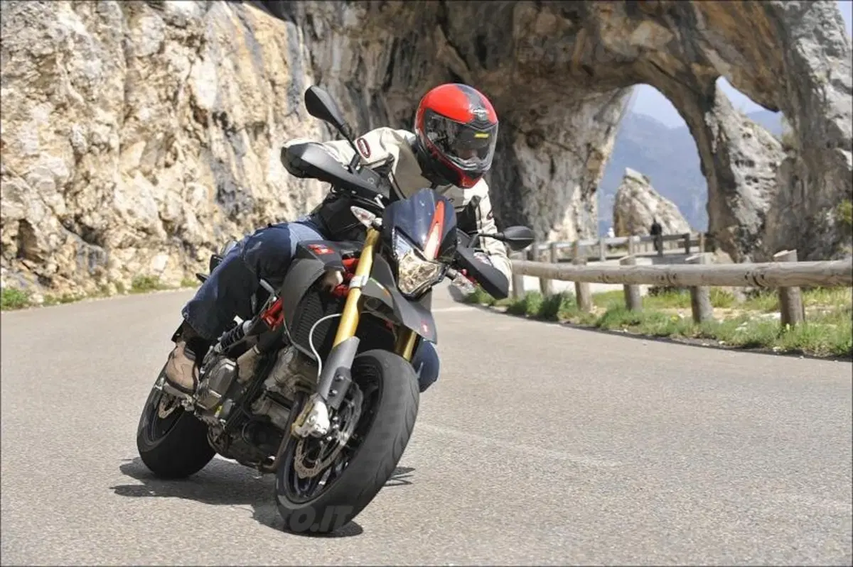 Aprilia Dorsoduro Factory (8)