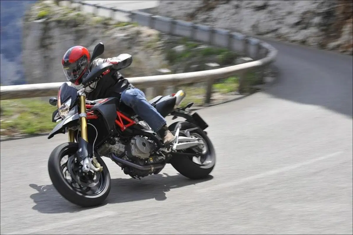 Aprilia Dorsoduro Factory (9)