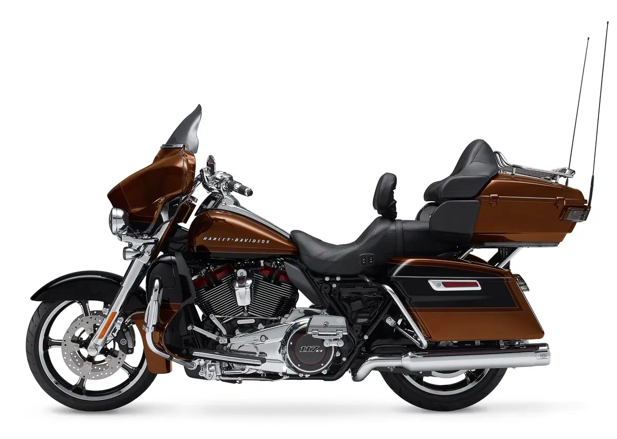 Tre nuove Harley-Davidson CVO: Limited, Street Glide e Road Glide 2019 (2)