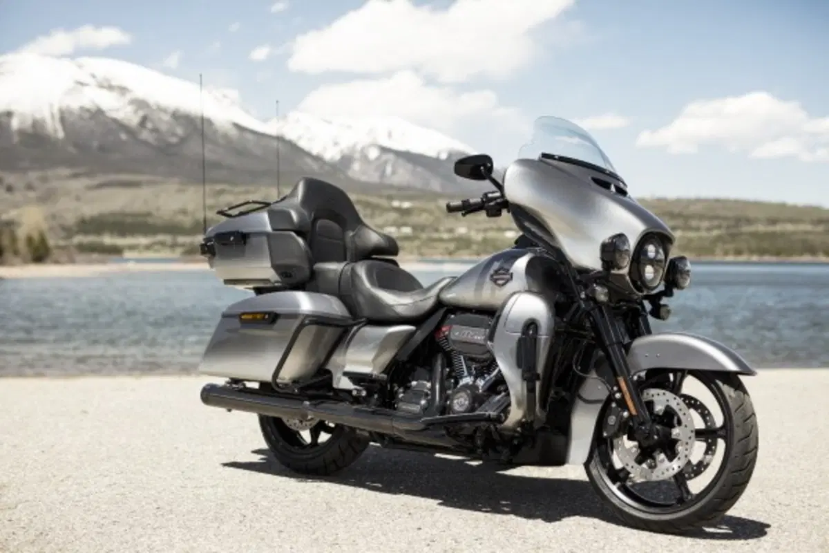 Tre nuove Harley-Davidson CVO: Limited, Street Glide e Road Glide 2019 (5)