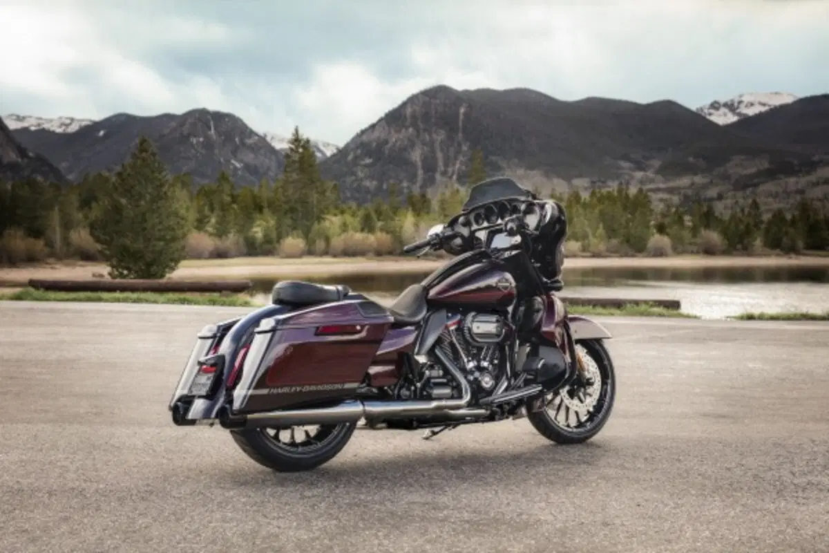 Tre nuove Harley-Davidson CVO: Limited, Street Glide e Road Glide 2019 (4)