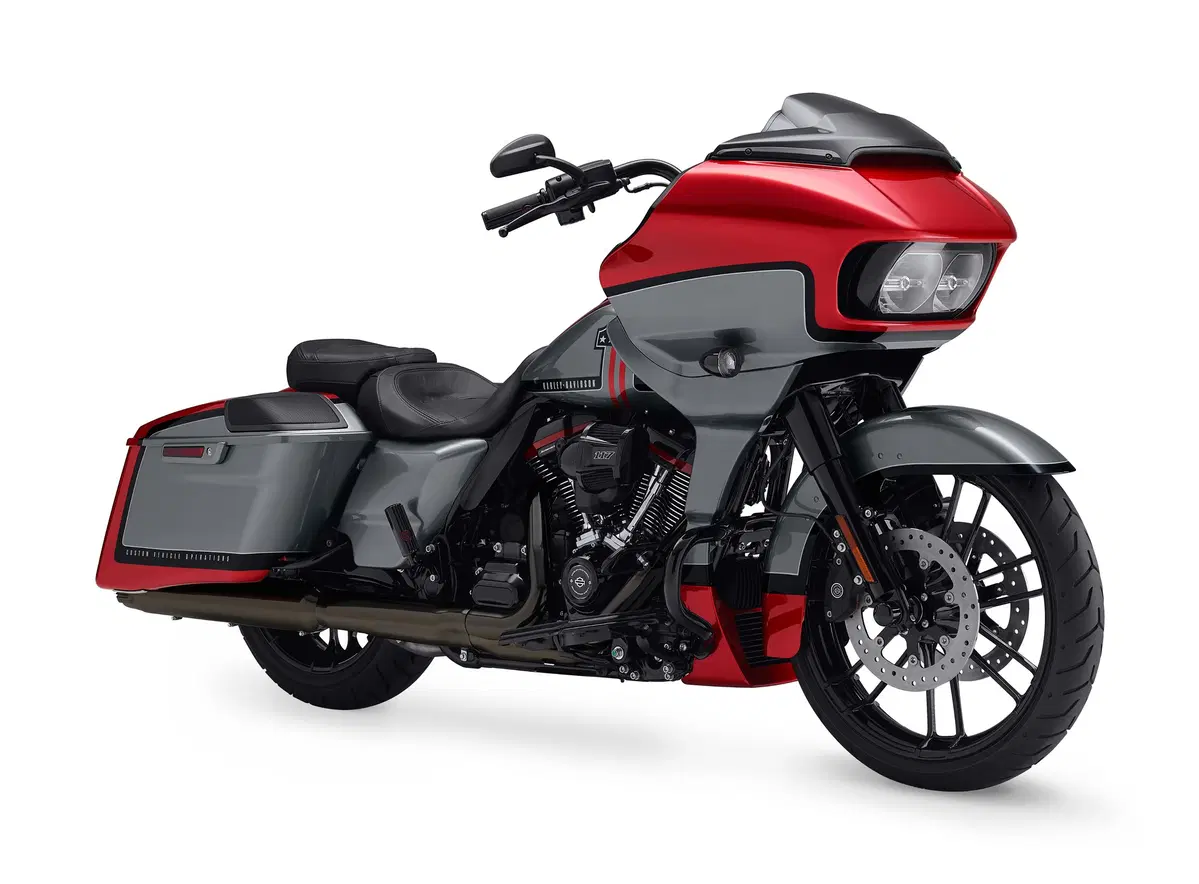 Tre nuove Harley-Davidson CVO: Limited, Street Glide e Road Glide 2019 (3)