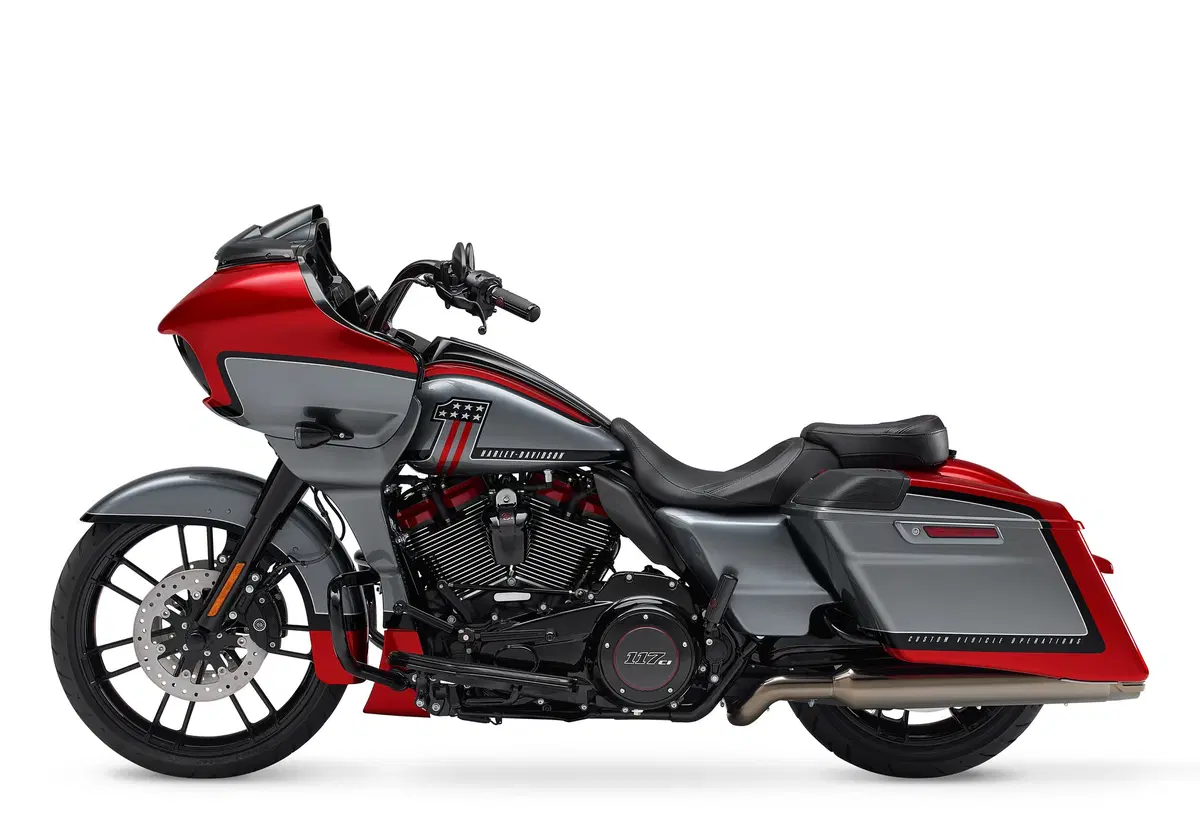 Tre nuove Harley-Davidson CVO: Limited, Street Glide e Road Glide 2019 (2)