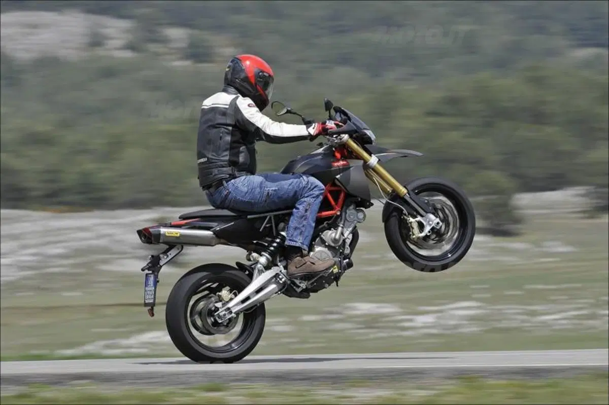 Aprilia Dorsoduro Factory (10)