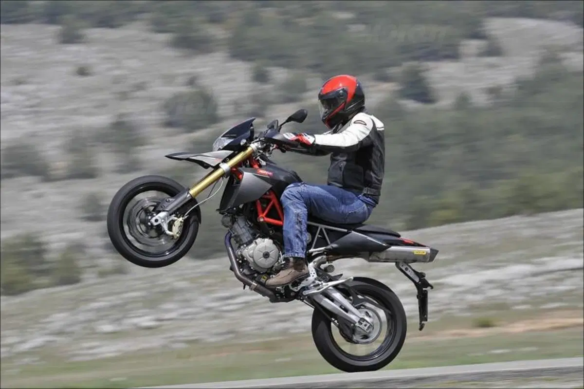 Aprilia Dorsoduro Factory (11)