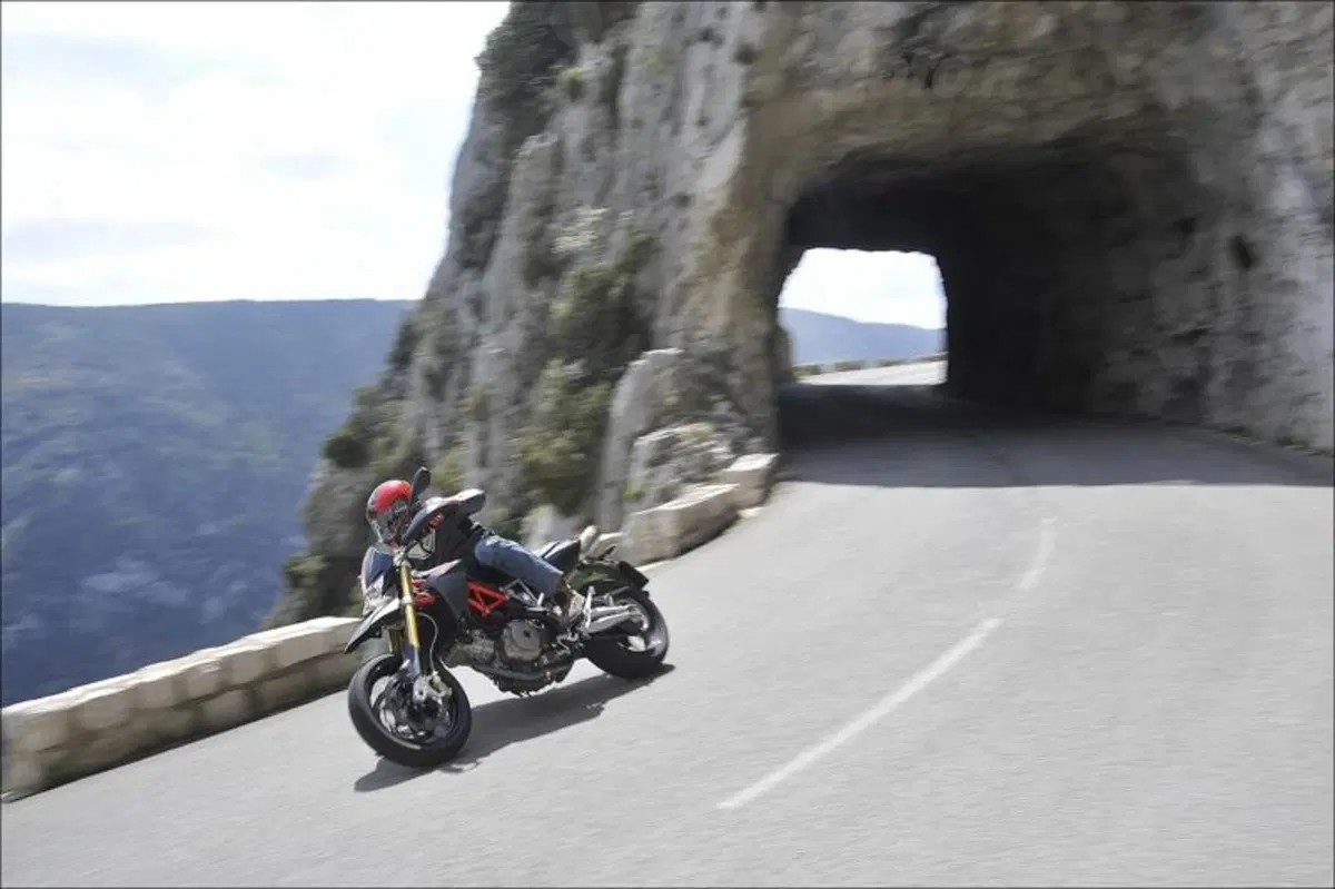 Aprilia Dorsoduro Factory (13)
