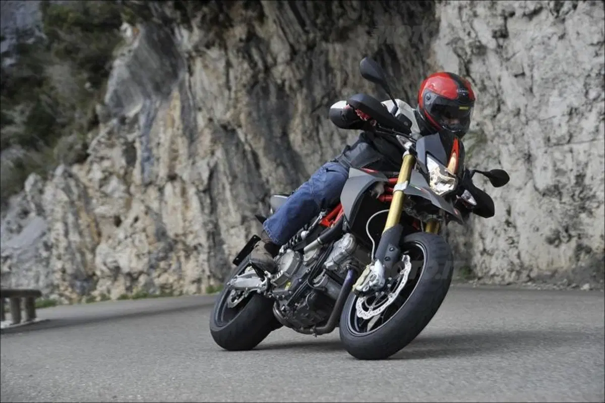 Aprilia Dorsoduro Factory (14)