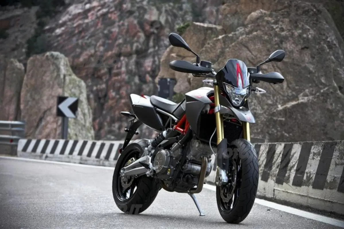 Aprilia Dorsoduro Factory (17)