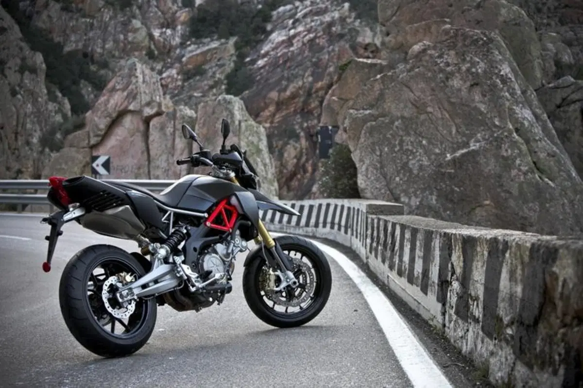 Aprilia Dorsoduro Factory (19)