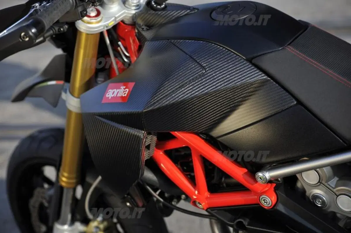 Aprilia Dorsoduro Factory (21)