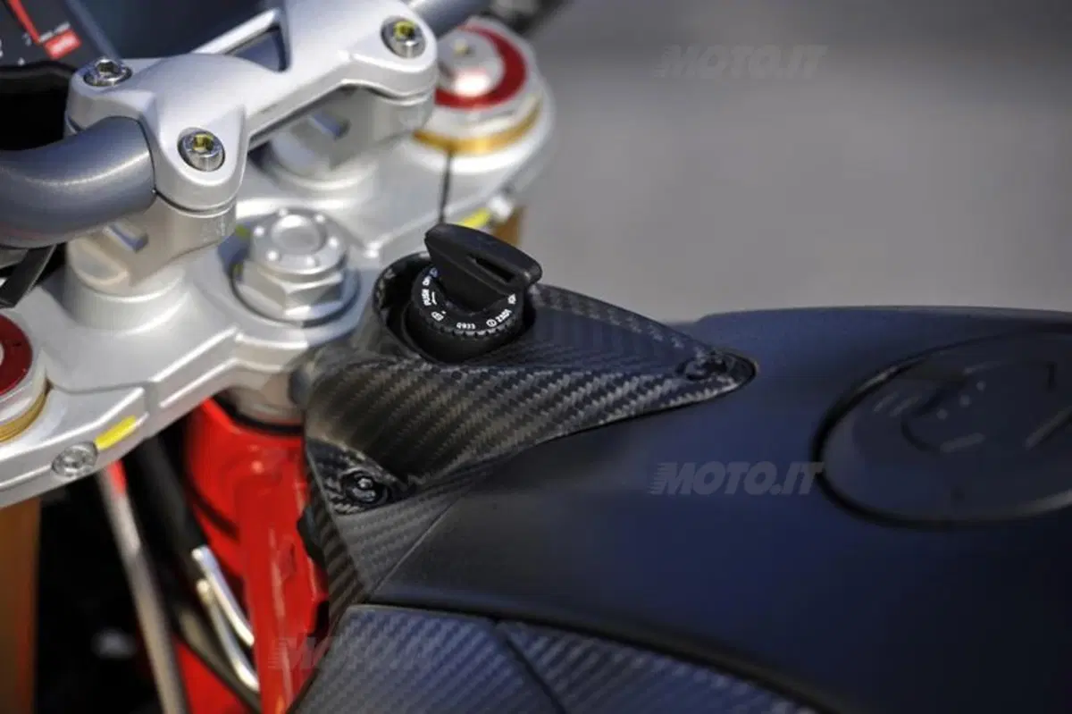 Aprilia Dorsoduro Factory (23)
