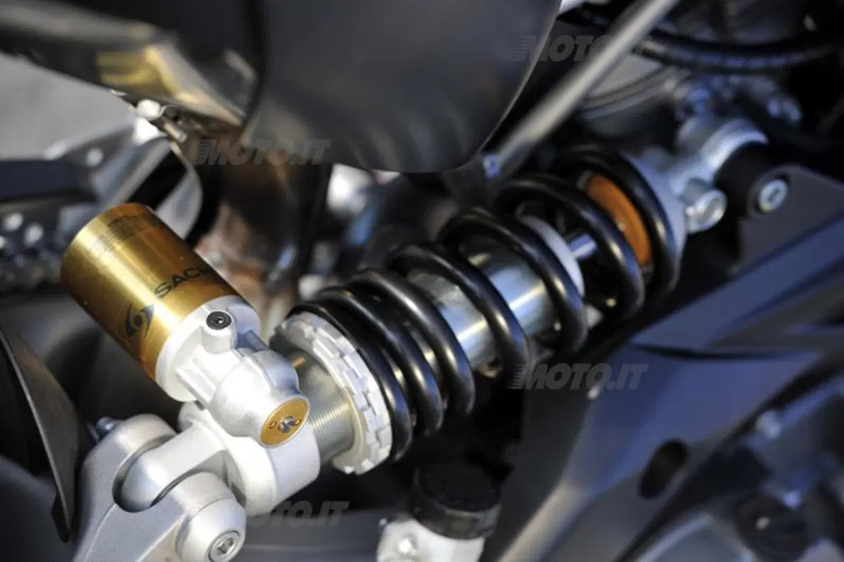 Aprilia Dorsoduro Factory (24)