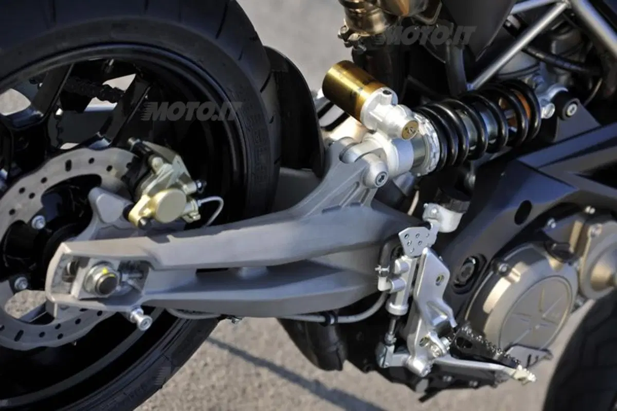 Aprilia Dorsoduro Factory (25)
