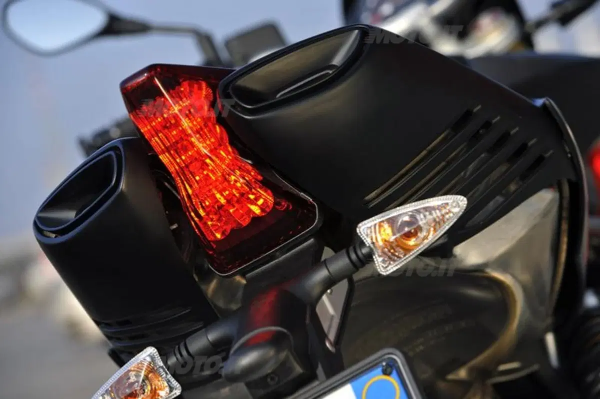 Aprilia Dorsoduro Factory (28)