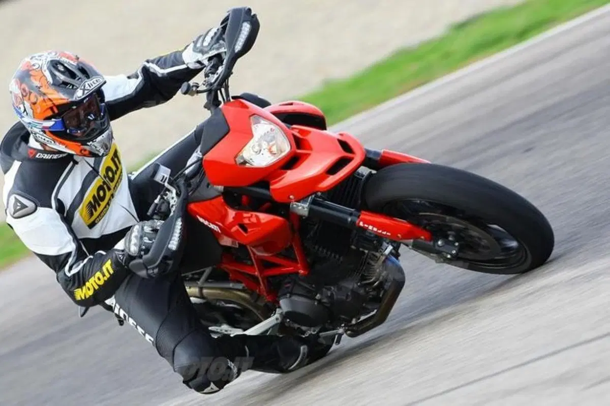 Aprilia Dorsoduro Factory. Il confronto con le rivali (5)