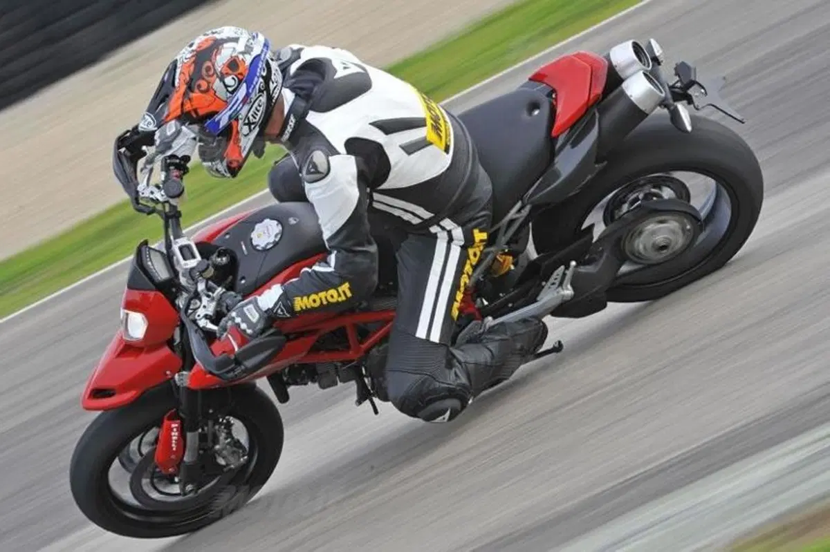 Aprilia Dorsoduro Factory. Il confronto con le rivali (6)