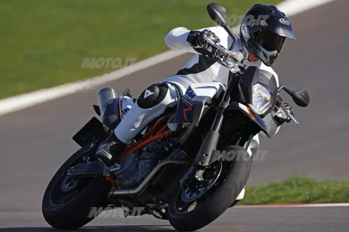 Aprilia Dorsoduro Factory. Il confronto con le rivali (7)