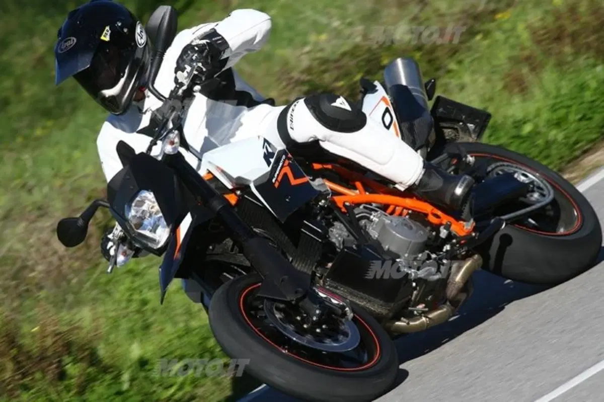 Aprilia Dorsoduro Factory. Il confronto con le rivali (8)