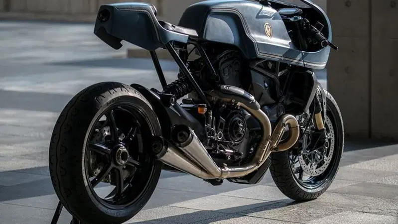 Ducati Monster 1200S "The Indigo Flyer" da Rough Crafts