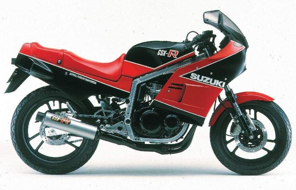 La Suzuki GSX-R 400 del 1984: anticip&ograve; la 750 che arriv&ograve; anche in Europa e aveva il telaio d&#039;alluminio con un disegno simile