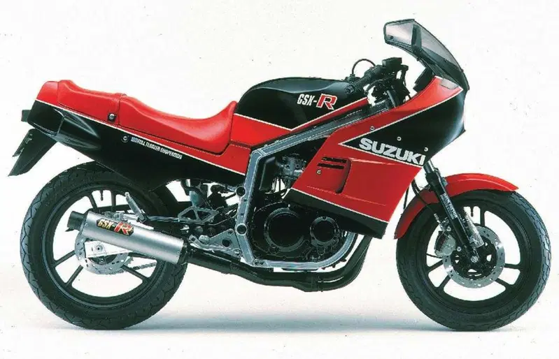 La Suzuki GSX-R 400 del 1984: anticip&ograve; la 750 che arriv&ograve; anche in Europa e aveva il telaio d'alluminio con un disegno simile