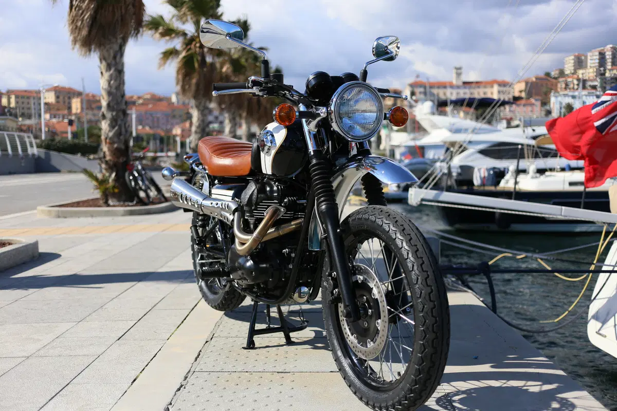 Kawasaki W800 Scrambler, due moto in una