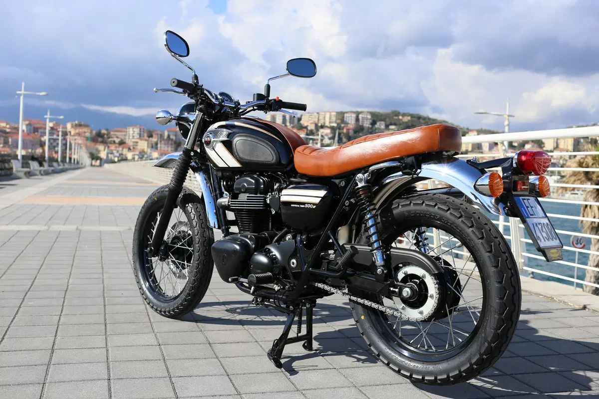 Kawasaki W800 Scrambler, due moto in una (2)