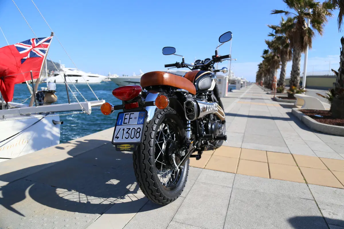 Kawasaki W800 Scrambler, due moto in una (6)