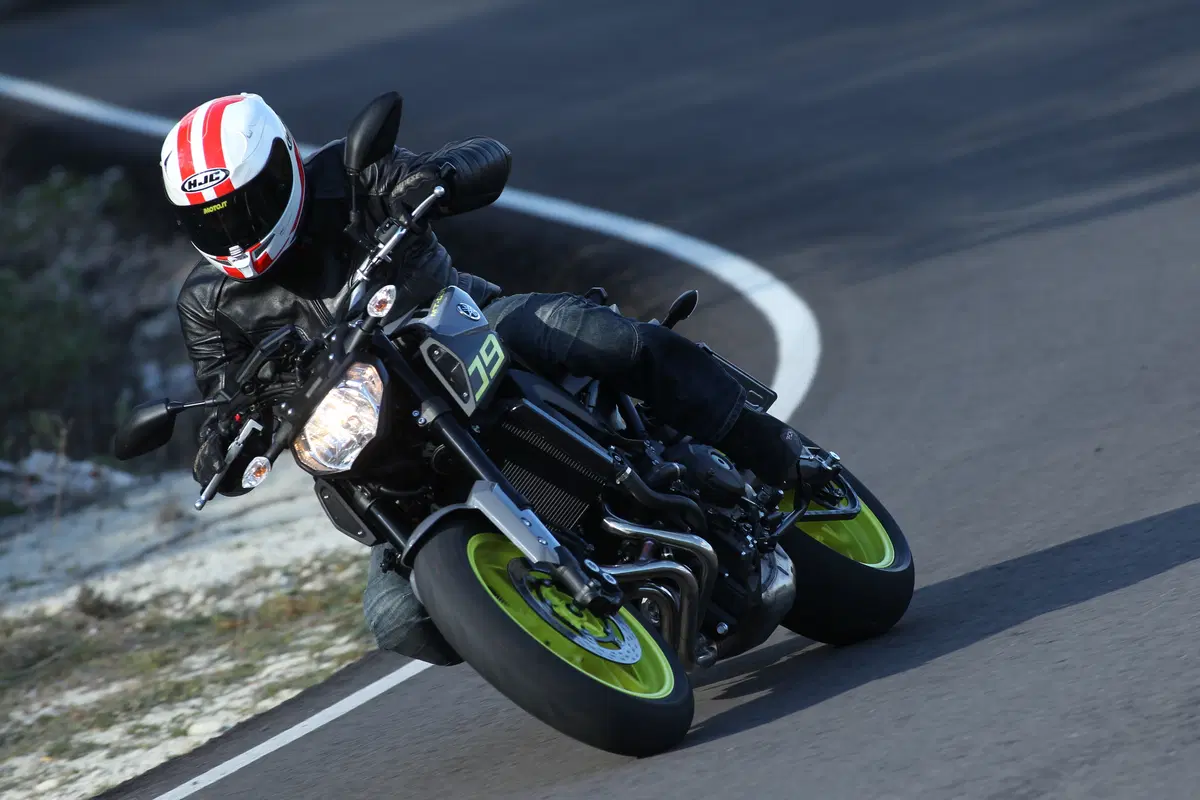 Yamaha MT-09 2016 (10)