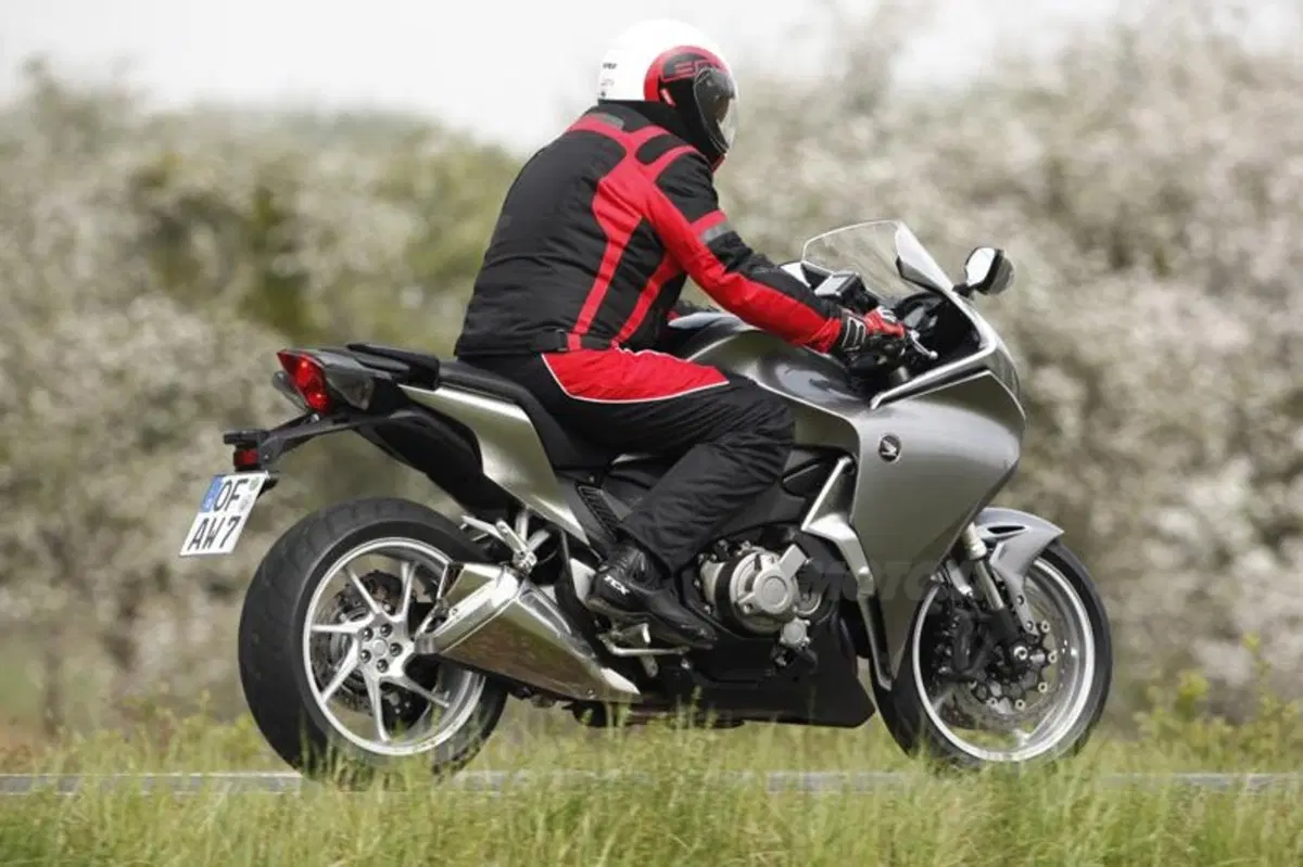 Honda VFR 1200 F DCT  (2)