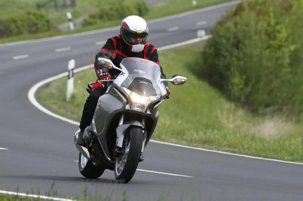 Honda VFR 1200 F DCT  (3)