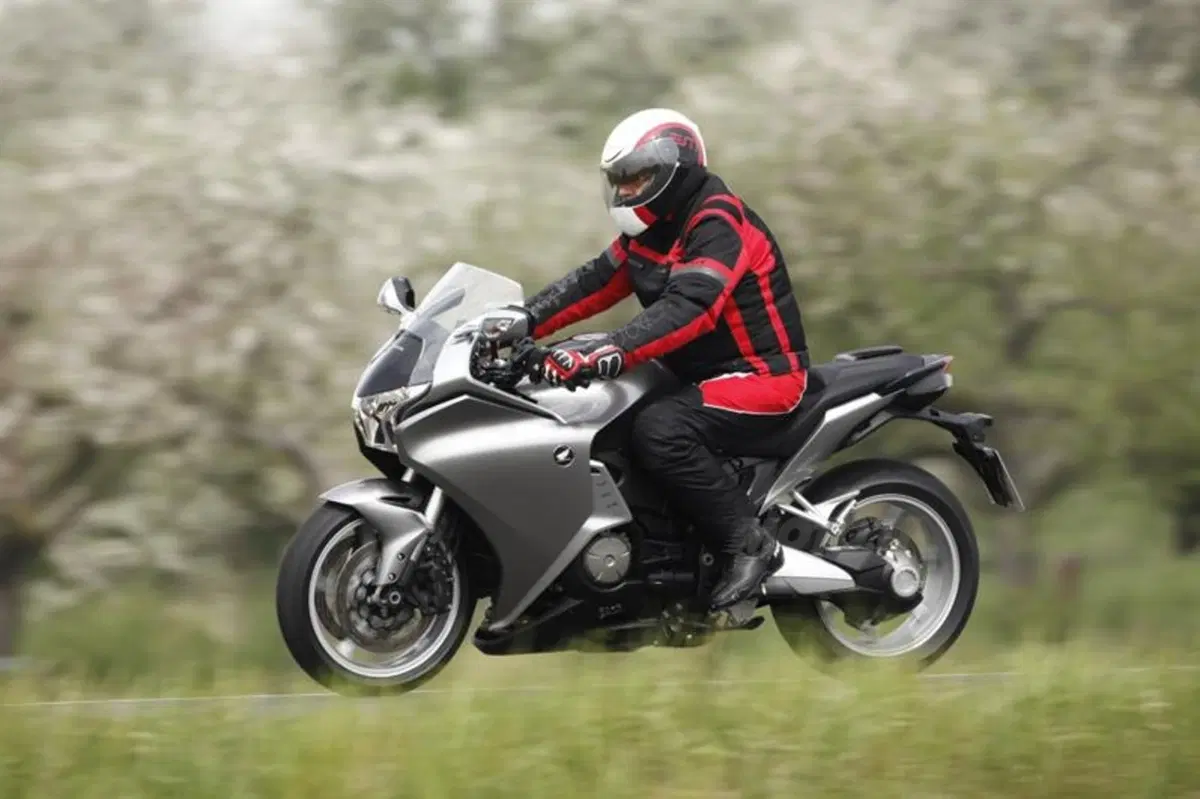 Honda VFR 1200 F DCT  (4)