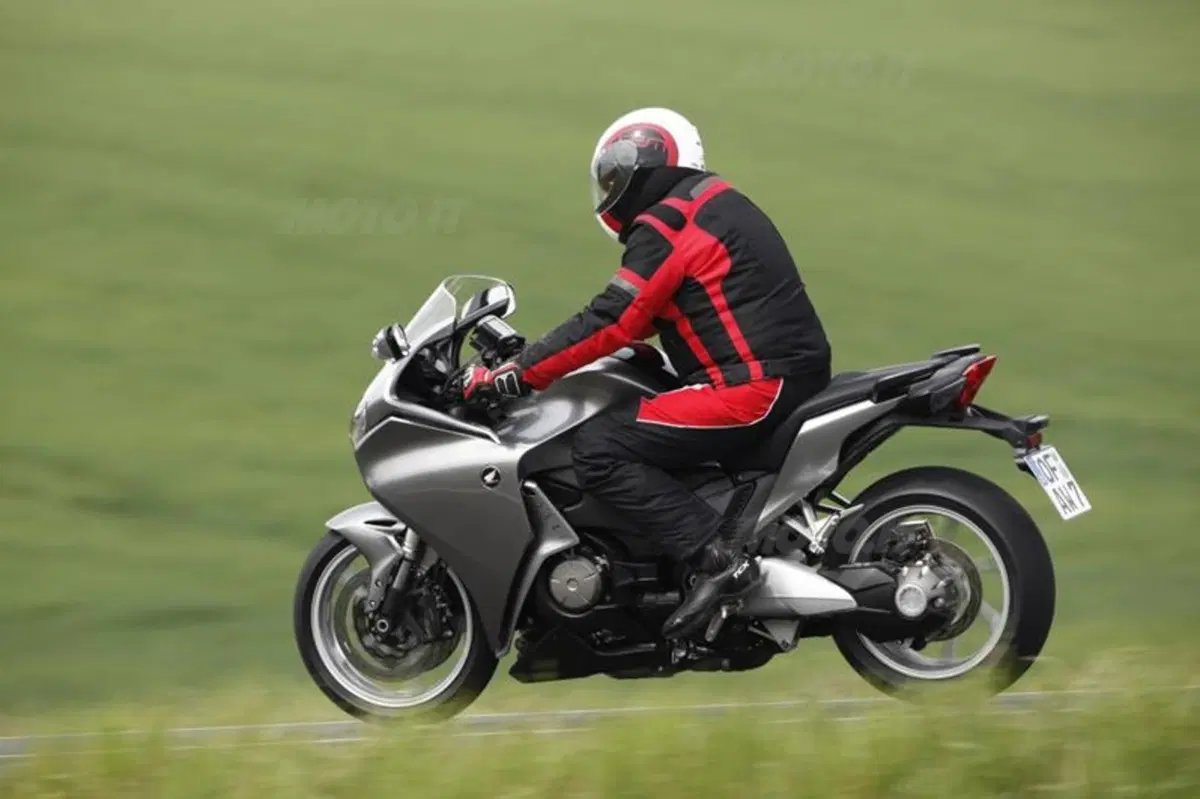Honda VFR 1200 F DCT  (5)