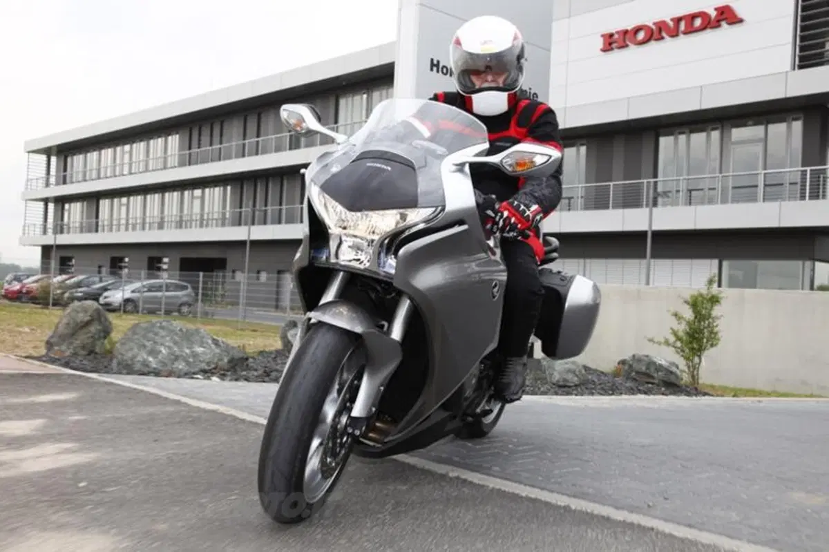Honda VFR 1200 F DCT  (6)