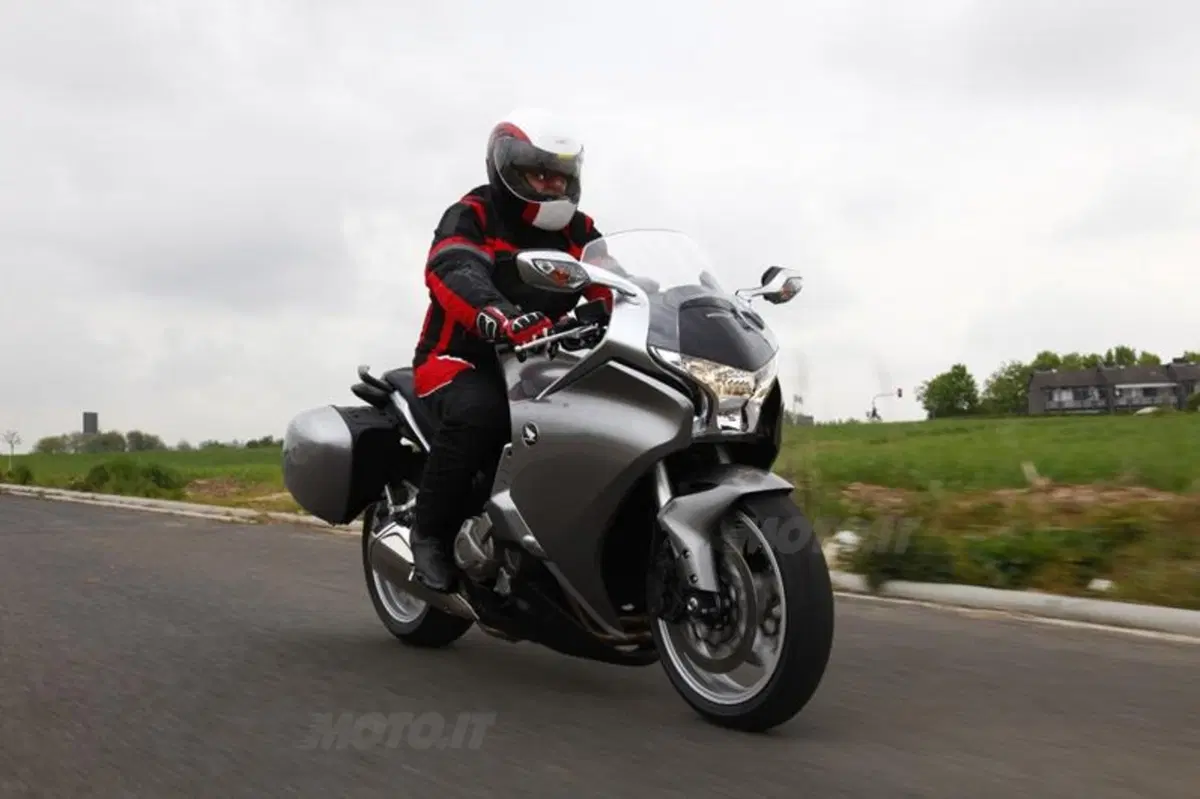 Honda VFR 1200 F DCT  (7)